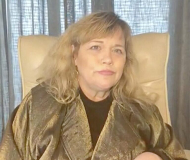 Samantha Markle hits back at Meghan’s claims she hasn’t seen half-sister for 19 years – with pic…