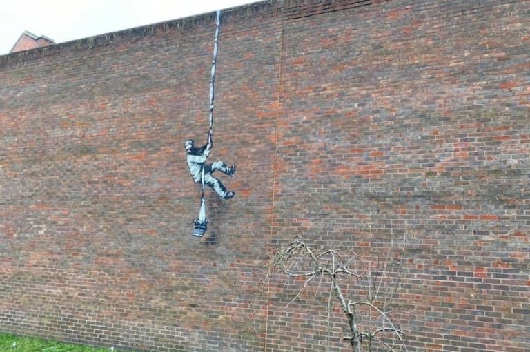 Possible new Banksy art showing prisoner escaping appears on side of Reading prison after months of…