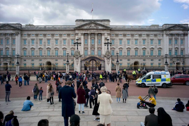 Prince Philip – Mourners descend on Buckingham Palace and Windsor Castle to pay respects but are…
