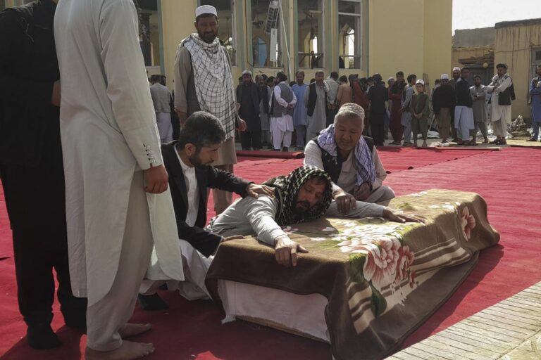 Afghan Shiites bury dead after Kunduz blast