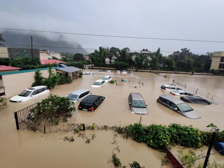 85 dead in India floods, 31 in Nepal