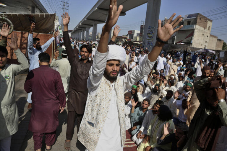 Islamists suspend march under agreement with Pakistan government