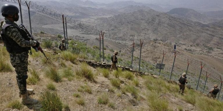 Gunmen kill 4 Pakistani police near border with Afghanistan