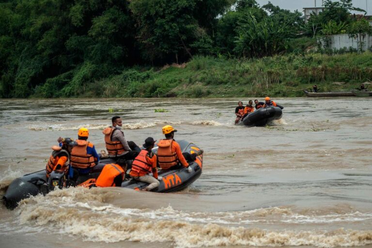 Floods in Indonesia kill at least 5, mud hampers relief work