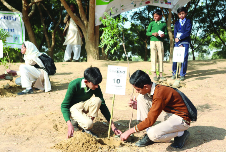 Pakistani schoolchildren plant trees to monitor climate footprint