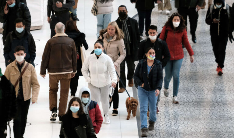 US COVID-19 death toll hits 800,000, a year into vaccine drive