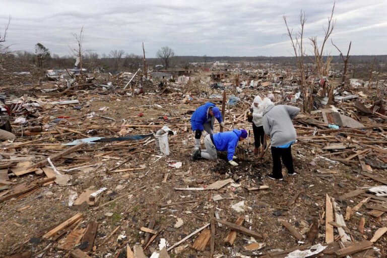 Towns in mourning while digging out from deadly US tornadoes