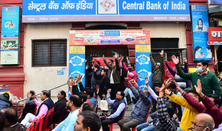 Indian bank workers continue  strike against privatization threat