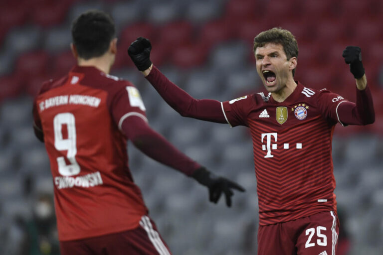 Lewandowski bags record as Bayern go nine points clear in Germany