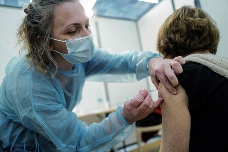 Up to 10 percent of new French COVID-19 cases suspected to be omicron variant: minister