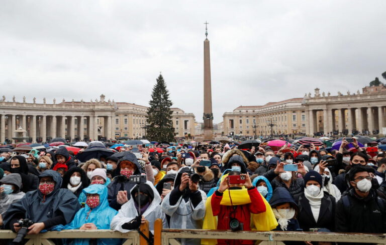 On Christmas, pope prays for pandemic’s end, peace dialogues