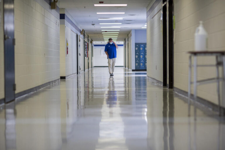US officials recommend shorter COVID-19 isolation, quarantine