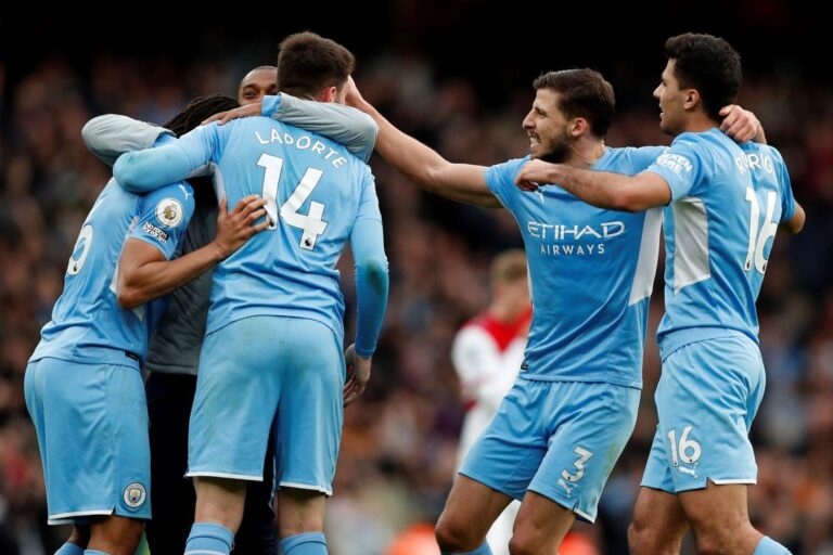 Manchester City move 11 points clear, Tottenham close on top four