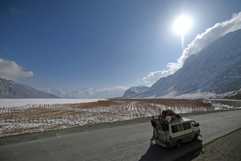 At least 21 die in vehicles trapped by Pakistan snowstorm
