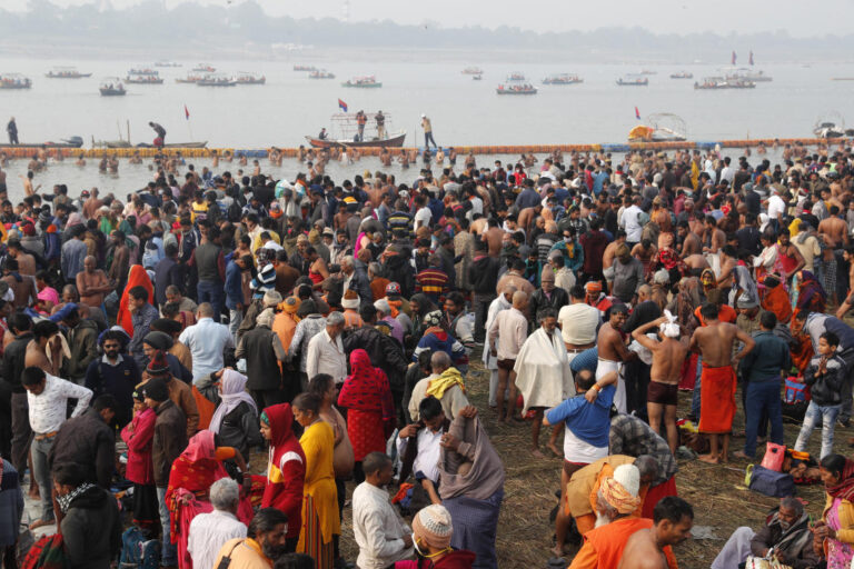 Hundreds of thousands of Indians gather for Hindu festival, defying COVID-19 surge