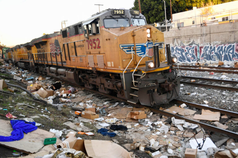 Thieves raiding rail cargo containers in Los Angeles