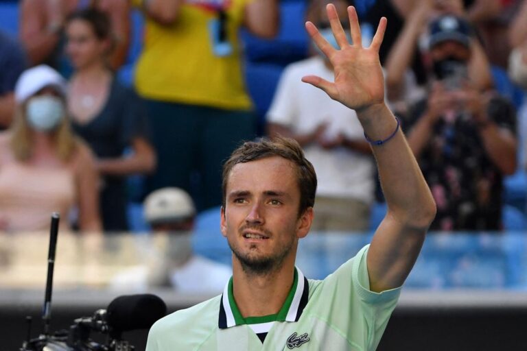 Medvedev wins over Aussie crowd in win over Dutch opponent