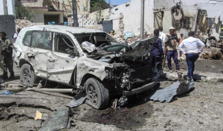 Gunfire, explosions rock Somalian capital in militant attacks
