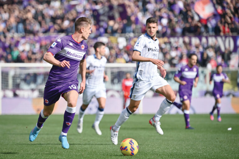 Piatek fires Fiorentina into Champions League race