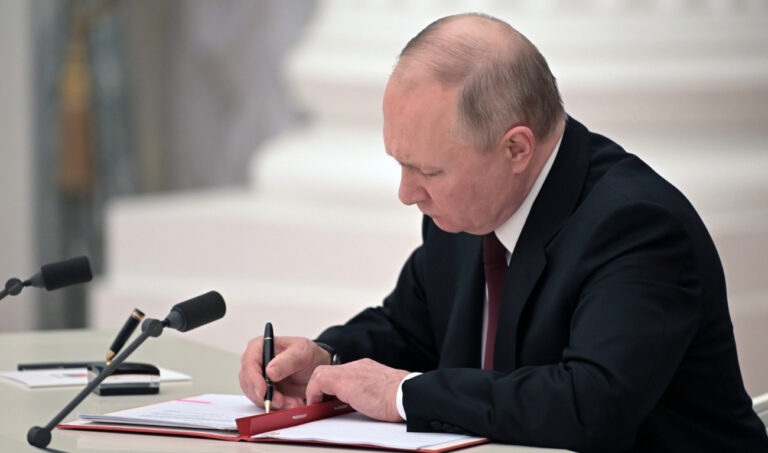 Putin recognizes separatist eastern Ukrainian regions