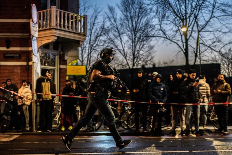 Standoff ends at Amsterdam Apple Store, hostage safe