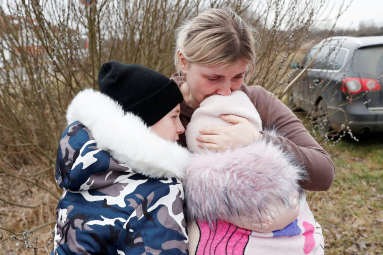 At the Ukrainian border, a mother brings a stranger’s children to safety