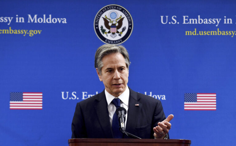 Blinken signals US support for Ukraine with border meeting