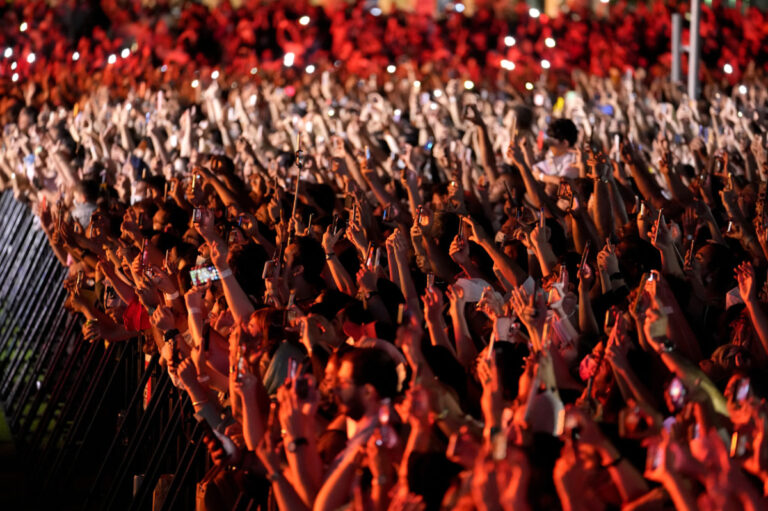 Iranian pop star Googoosh wows Dubai despite Tehran’s outcry