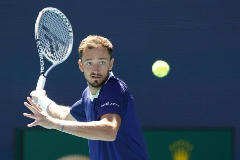 Medvedev, eyeing No. 1 ranking, tops Murray at Miami Open