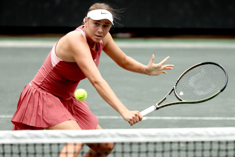 American Anisimova ousts top seed Sabalenka in Charleston