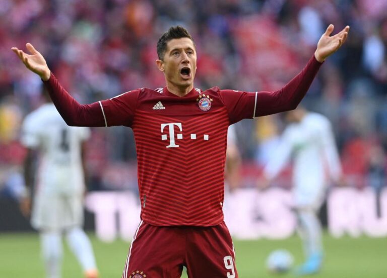 Lewandowski scores late as Bayern beat Augsburg 1-0
