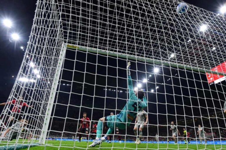 Milan beat Genoa to maintain 2-point lead after Inter win