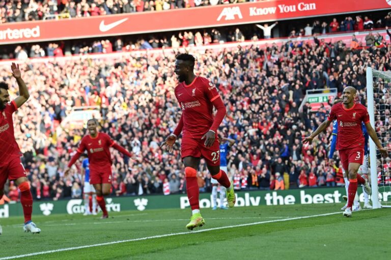 Liverpool close gap on Man City after Everton win, Chelsea scrape past West Ham