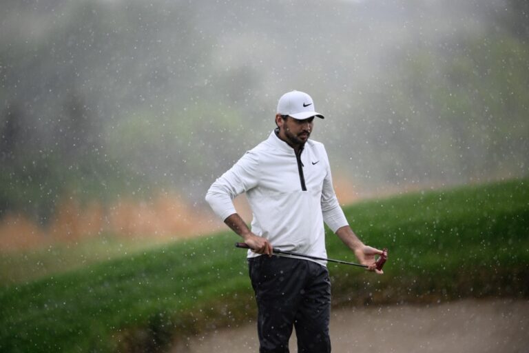 Jason Day handles rain, expands lead at Wells Fargo