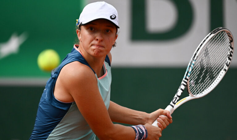 Swiatek runs streak to 30 as Tsitsipas survives another French Open epic