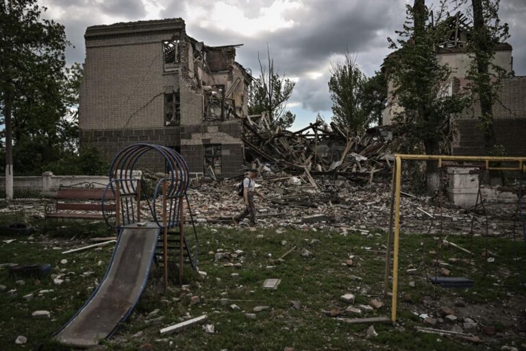 Ukrainian defenders hold out in Donbas city under heavy fire