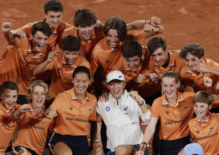 Iga Swiatek beats Coco Gauff for 2nd French Open title, surpasses Serena’s streak