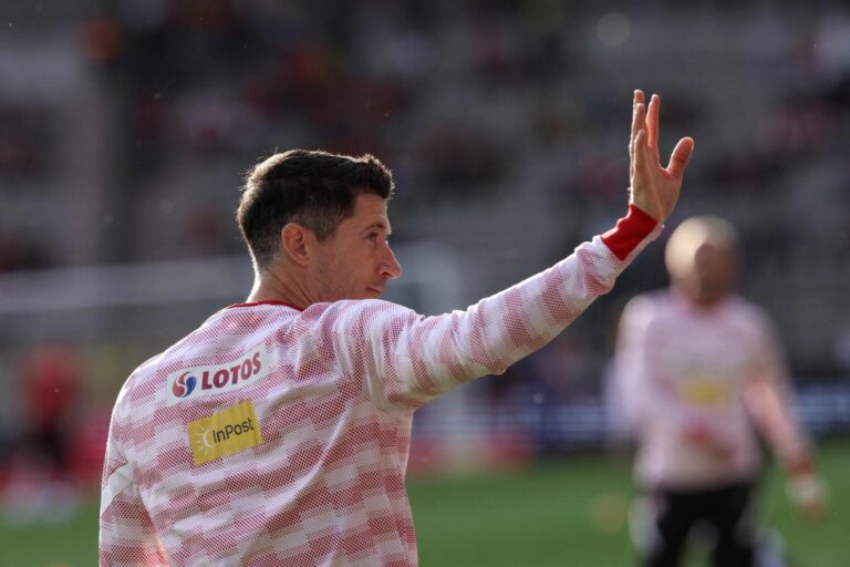 Bayern Munich insist wantaway Lewandowski will stay