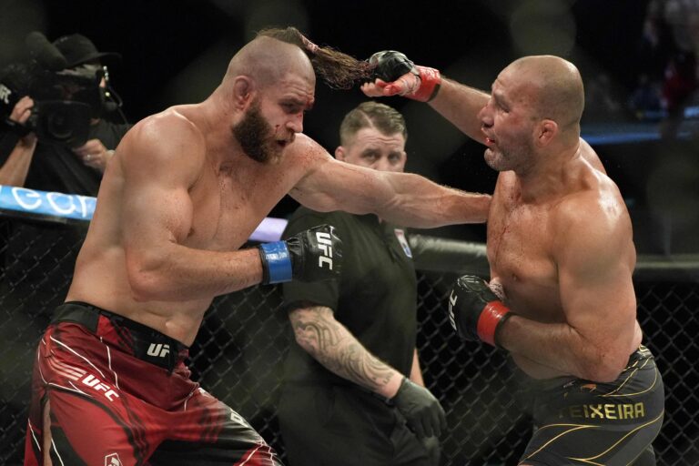 Prochazka takes 205-pound title from Teixeira at UFC 275