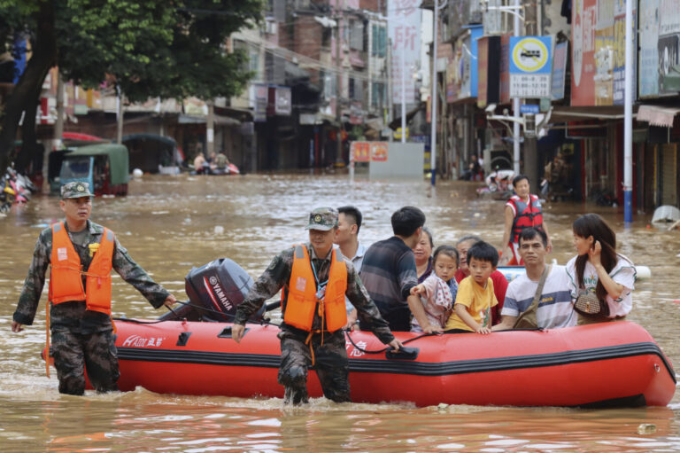What is causing record floods and heatwaves in China?