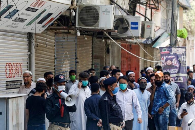 Pakistan orders masks on domestic flights as COVID-19 numbers rise