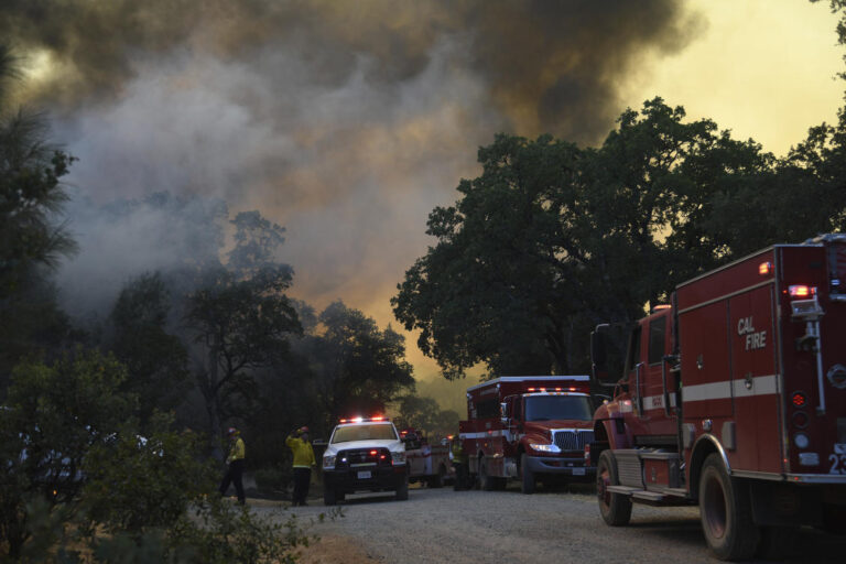 Northern California wildfire threatens 500 buildings
