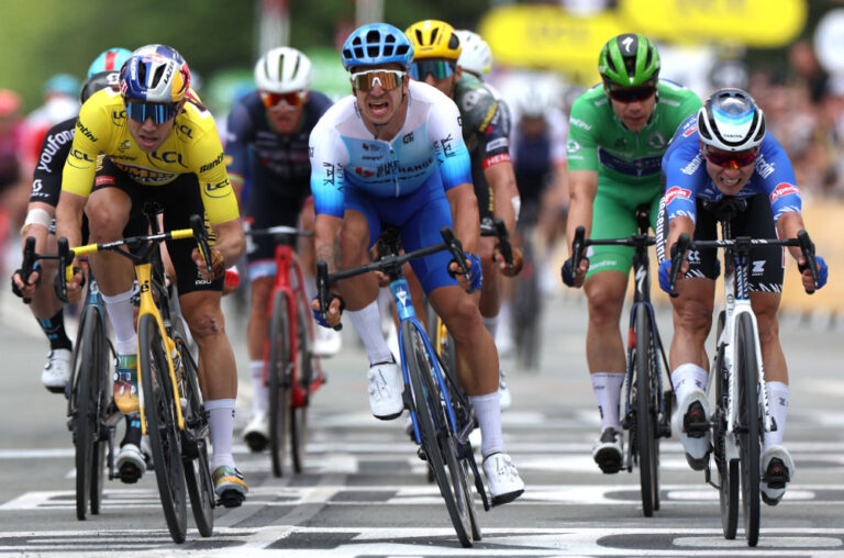Groenewegen pips Van Aert to win Tour de France stage 3 in photo finish