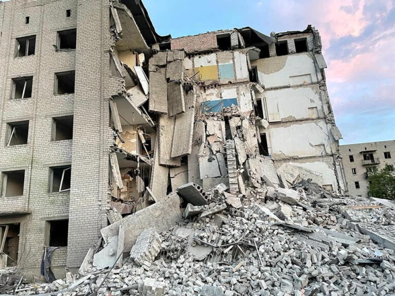 Ukraine: at least 15 dead in rocket attack on apartment building