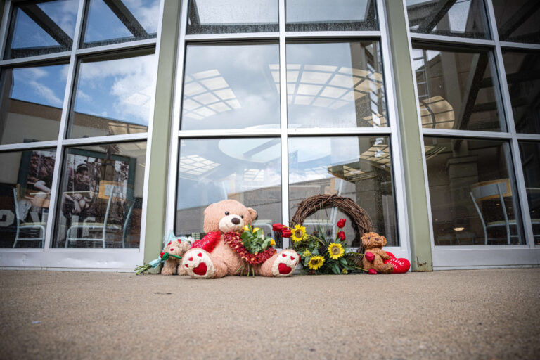 Mayor, police laud shopper who shot dead US mall attacker
