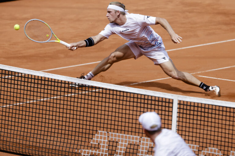 Khachanov, Krejcikova win opening matches in Hamburg
