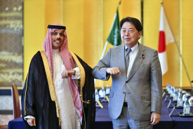 Saudi FM discusses bilateral ties, energy markets at Arab News Japan event