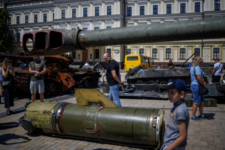 Tell us where Russian troops are living, Ukraine tells citizens in key region