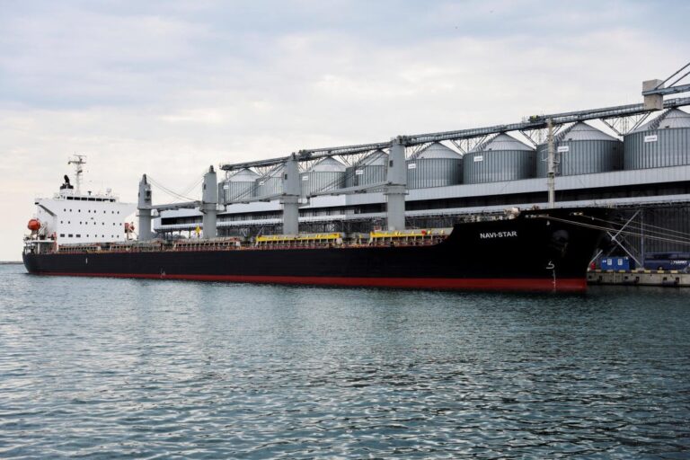 Zelensky visits port as Ukraine readies for grain exports
