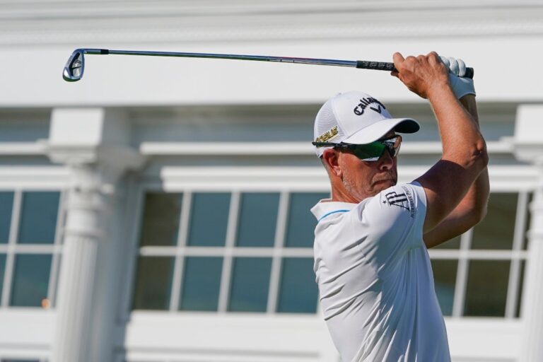 Stenson seizes 3-shot lead in LIV Golf debut at Trump National